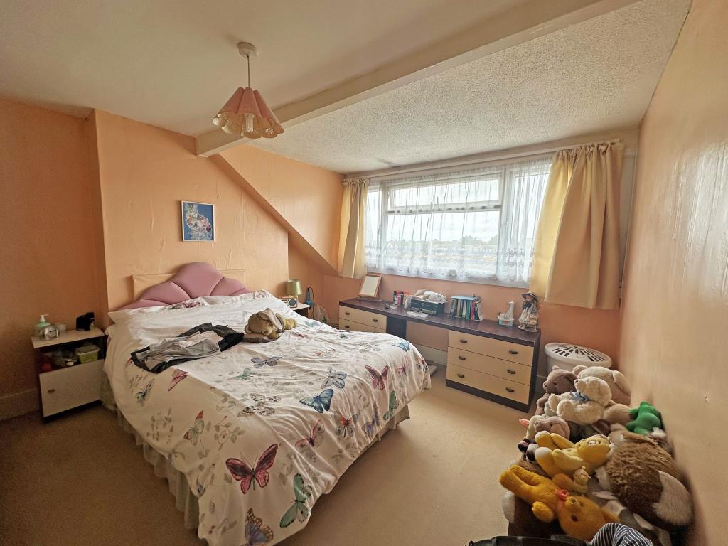 Lot: 98 - THREE-BEDROOM MAISONETTE FOR INVESTMENT -